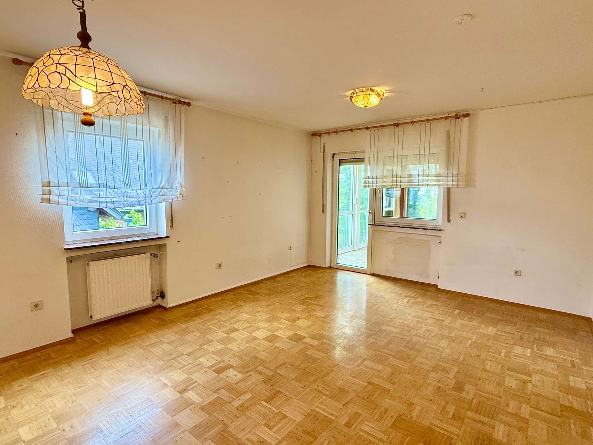 TOP LAGE, VIEL PLATZ, 2 GARAGEN, WINTERGARTEN UND PV-ANLAGE !!!